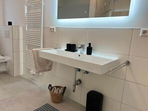 Douche, serviettes fournies, savon, papier toilette