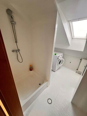 Regadera, jabón, papel de baño 