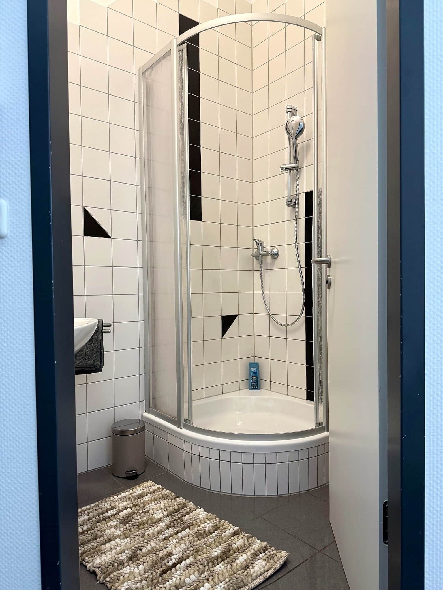 Douche, serviettes fournies, savon, papier toilette