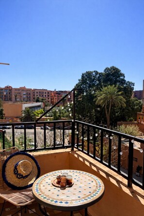 Outdoor dining - Spacious and Stylish 2-bedroom apartment with 2 balconies in Hivernage/Gueliz (Marrakesh)