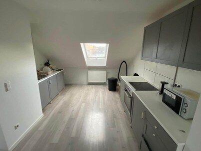 Large fitter's apartment in Ludwigshafen-Mitte for teams up to 8 people.