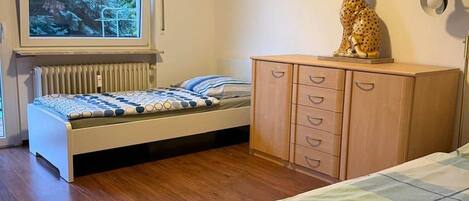WiFi, bed sheets