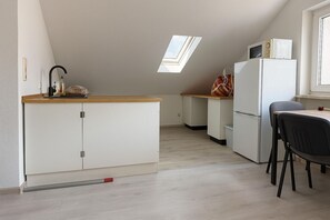Een koelkast, een magnetron, een oven, een kookplaat