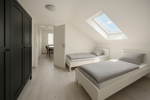 Fitters' apartment Oberhausen-Rheinhausen, Lönsweg 3, DG