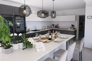 Kühlschrank, Herdplatte, Toaster