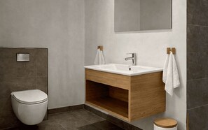 Shower, hair dryer - Enjoy an exceptional location in a new residence with 14 apartments. (Saint-Florent)