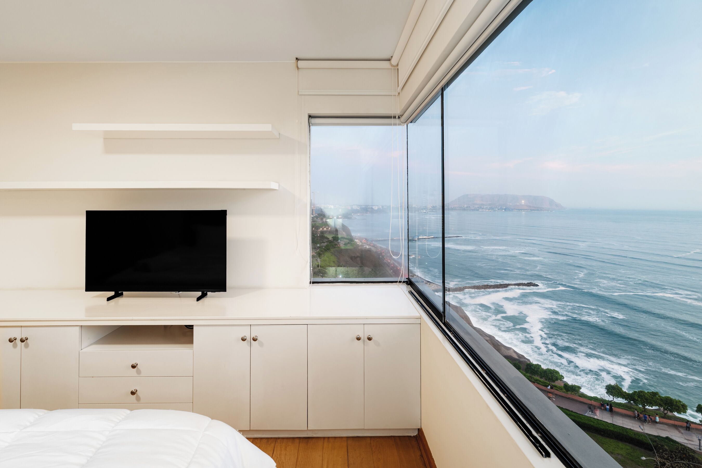 Tabla de planchar con plancha, wifi gratis, ropa de cama