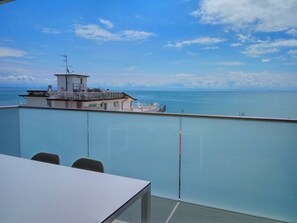อพาร์ทเมนท์, 2 ห้องนอน, ระเบียง, วิวทะเล | รับประทานอาหารกลางแจ้ง