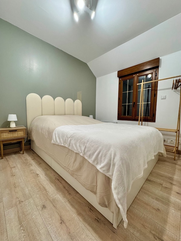 1 bedroom, internet, bed sheets