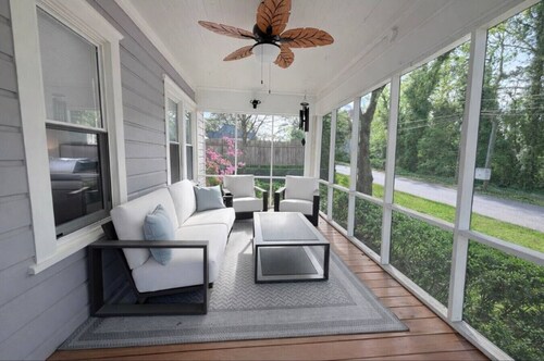 Downtown Woodstock Bungalow |Couples Getaway|Music