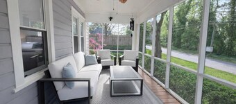 Downtown Woodstock Bungalow |Couples Getaway|Music