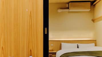 4 habitaciones, tabla de planchar con plancha y acceso a internet