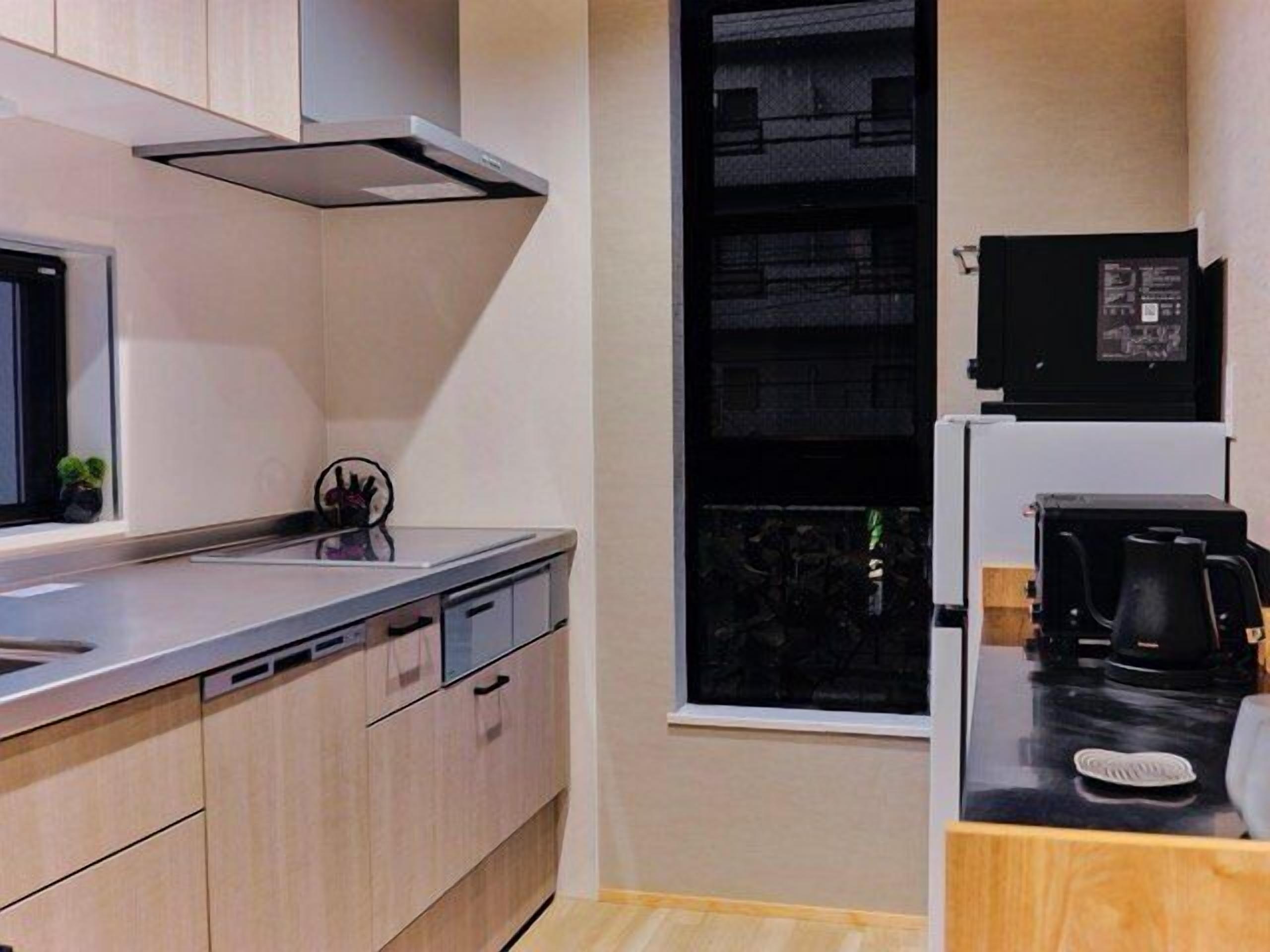 Fridge, microwave, dishwasher, cookware/dishes/utensils