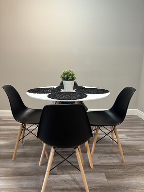 Dining - Luxury Home 10mins drive to Windsor/Detroit border, sleeps 11 guest (Windsor)