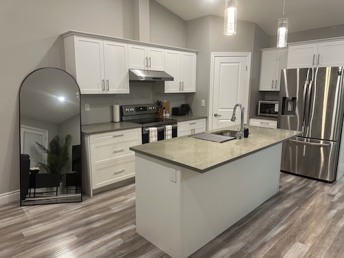Luxury Home 10mins drive to Windsor/Detroit border, sleeps 11 guest