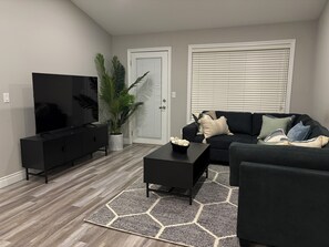 Living area - Luxury Home 10mins drive to Windsor/Detroit border, sleeps 11 guest (Windsor)