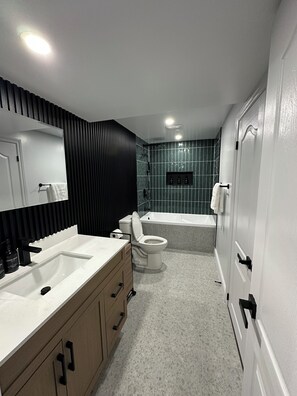 Bathroom - Luxury Home 10mins drive to Windsor/Detroit border, sleeps 11 guest (Windsor)