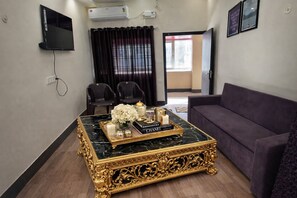 Living area - Hotel kichha embassy (Kichha)