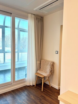 Interior - Unplug Anguk (Seoul)