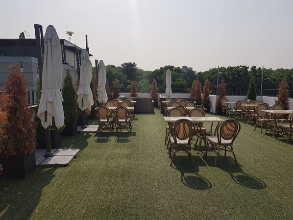 Outdoor dining - Unplug Anguk (Seoul)