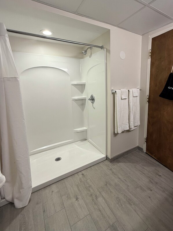 Standard Room, 2 Double Beds, Mobility Accessible | Bathroom