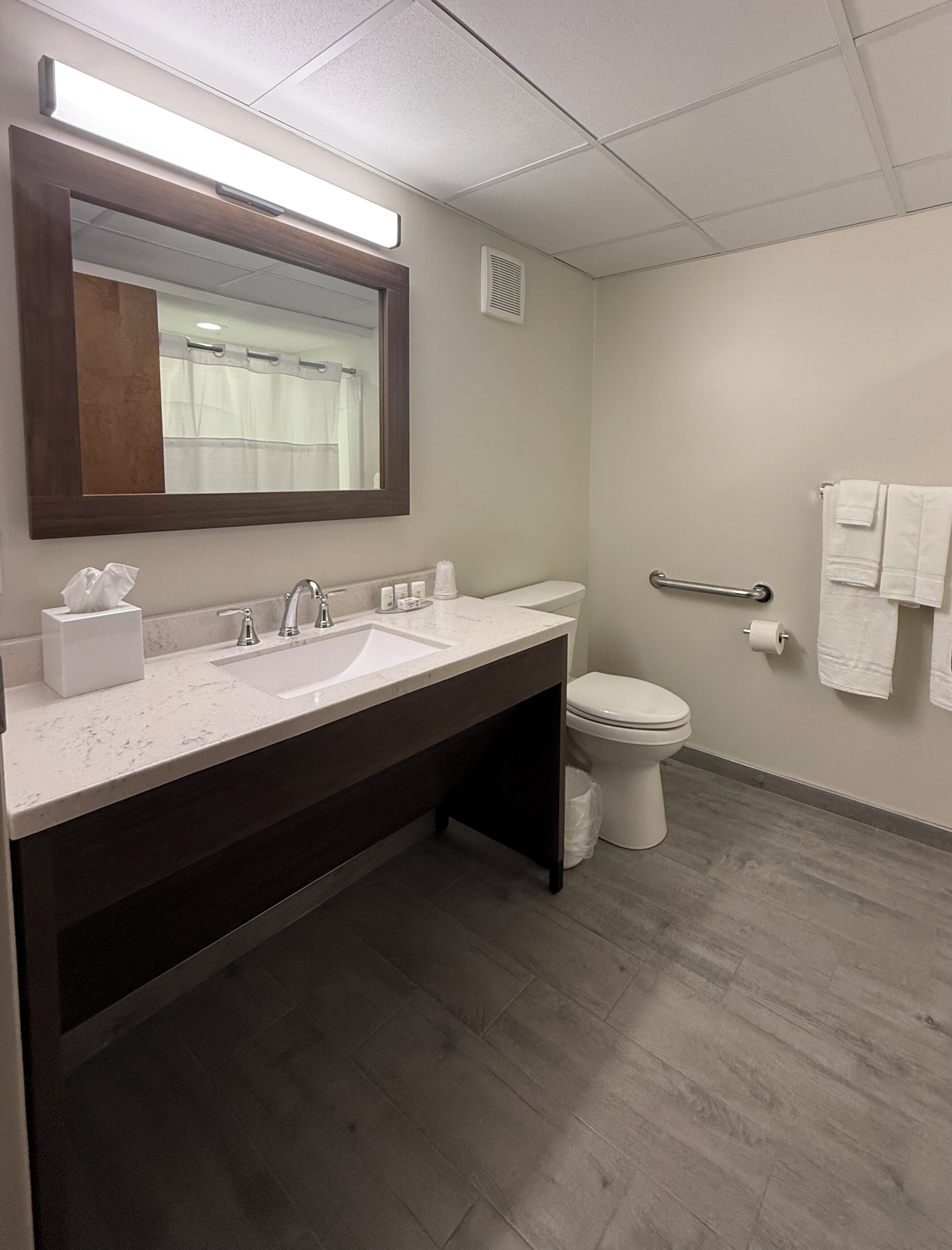 Habitación estándar, 2 camas dobles, accesible en silla de ruedas | Baño | Ducha y bañera combinadas y artículos de higiene personal gratuitos