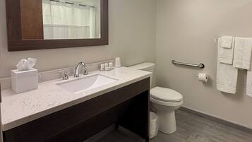 Habitación estándar, 2 camas dobles, accesible en silla de ruedas | Baño | Ducha y bañera combinadas y artículos de higiene personal gratuitos