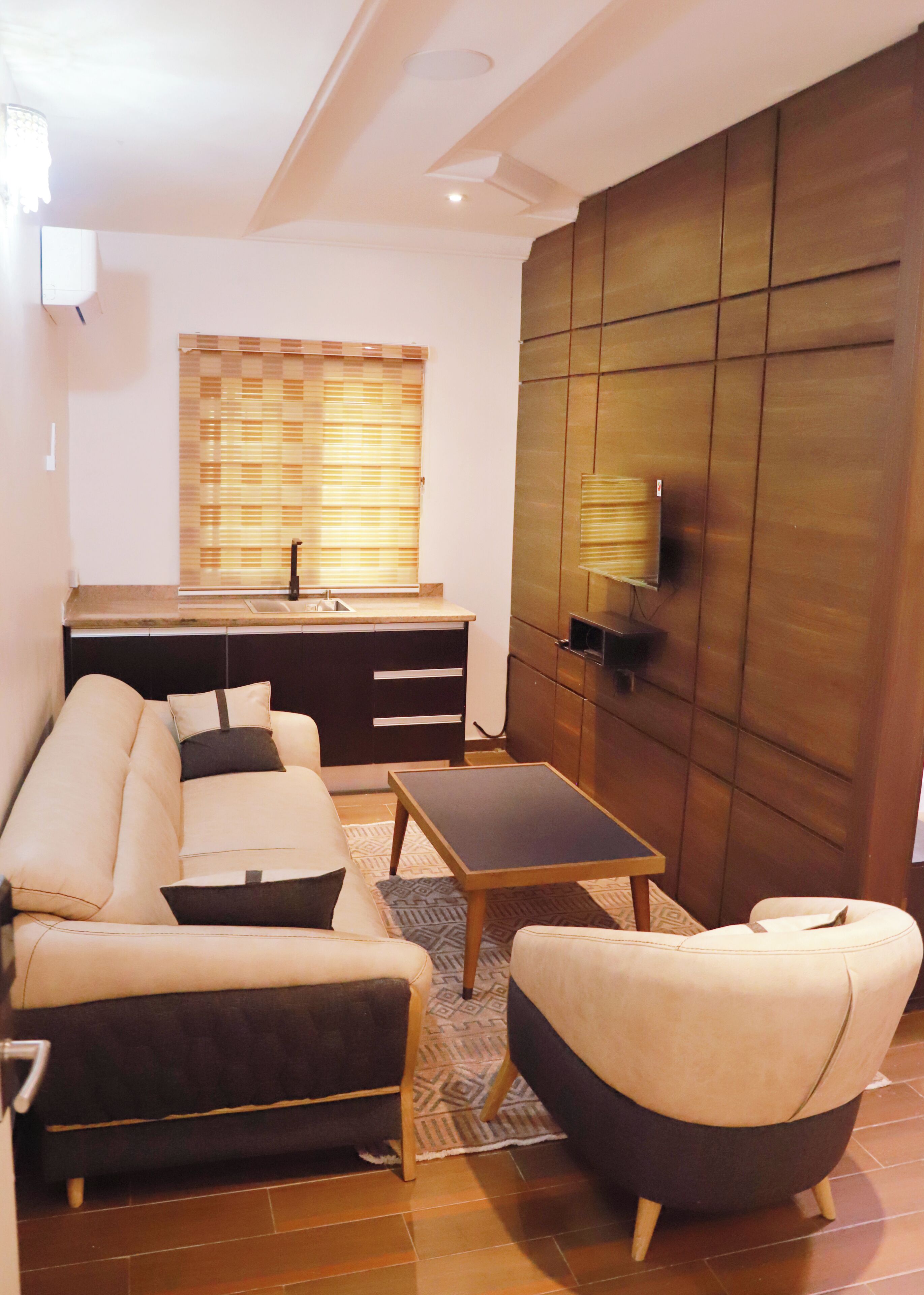 Comfort Suite, Balcony, City View | Living area