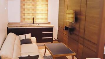 Comfort Suite, Balcony, City View | Living area