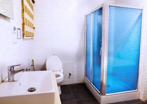 Departamento ejecutivo | Baño | Pantuflas, toallas, jabón, shampoo 