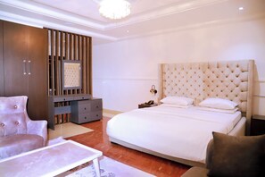 Chambre, vue sur la ville | Aire de séjour