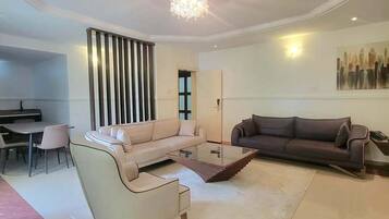 Penthouse Deluxe - balkong - utsikt mot bergen | Vardagsrum