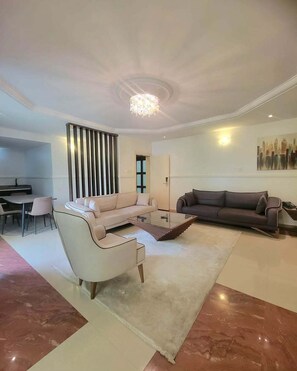 Penthouse Deluxe, balcón, vista a la montaña | Área de sala de estar