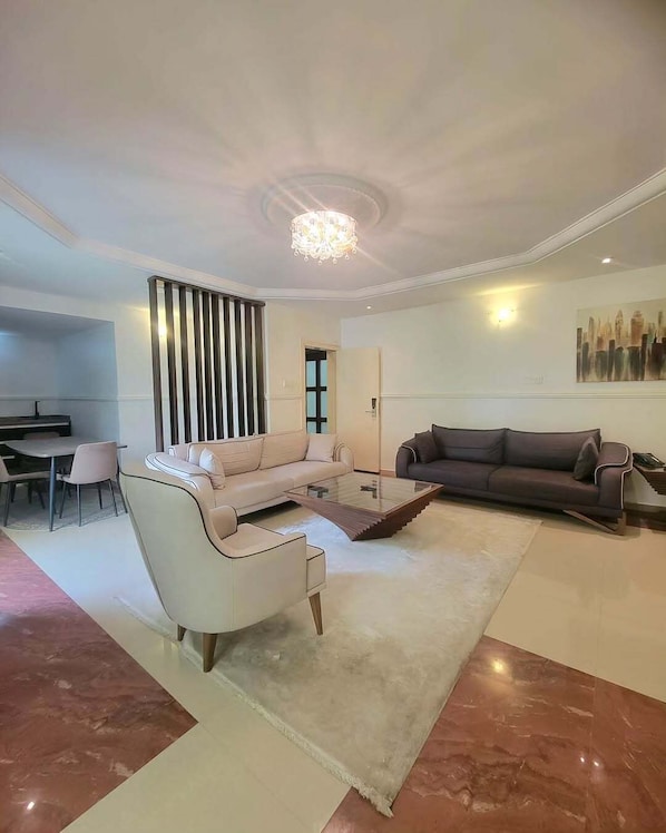 Appartement Penthouse Deluxe, balcon, vue sur la montagne | Aire de séjour