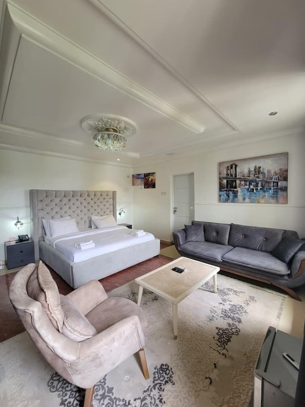 Suite Deluxe, balcón, vista a la ciudad | Escritorio, espacio para trabajar con laptop y cortinas blackout 