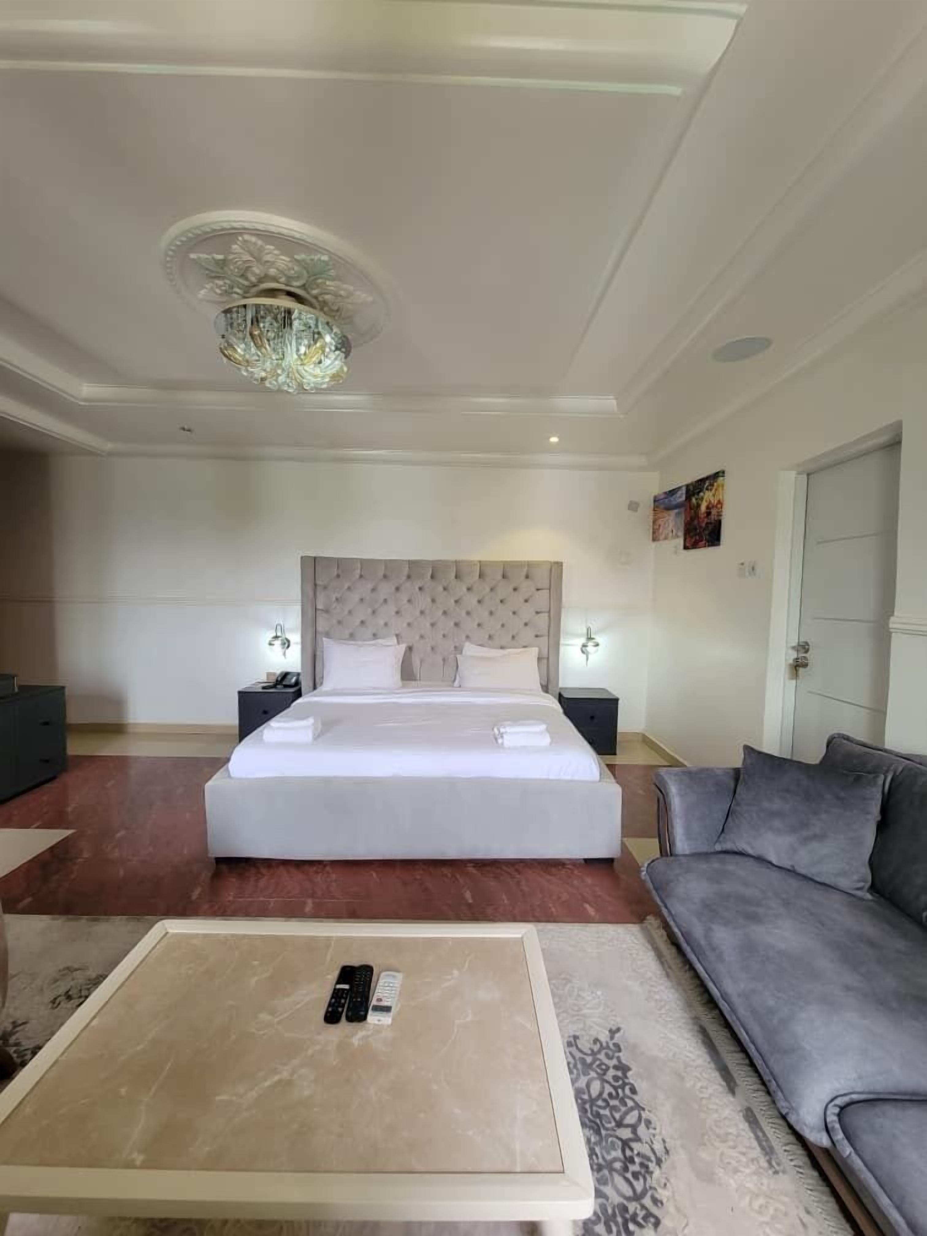 Suite Deluxe, balcón, vistas a la ciudad | Escritorio, espacio para trabajar con un portátil, cortinas opacas