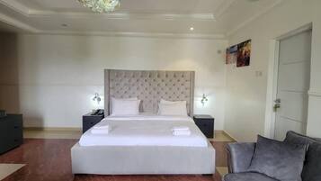 Suite Deluxe, balcón, vistas a la ciudad | Escritorio, espacio para trabajar con un portátil, cortinas opacas