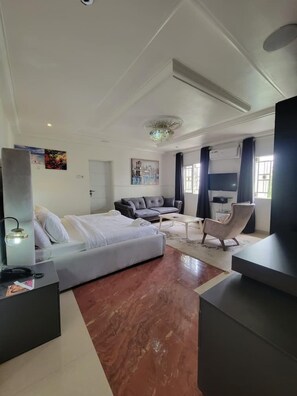 Suite Deluxe, balcón, vista a la ciudad | Escritorio, espacio para trabajar con laptop y cortinas blackout 
