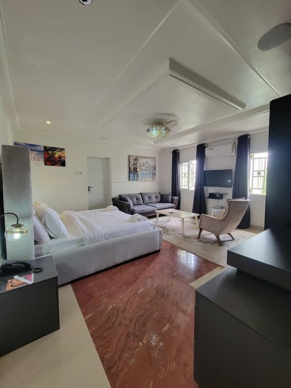 Deluxe Suite, Balcony, City View