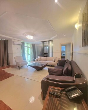 Penthouse Deluxe, balcón, vista a la montaña | Área de sala de estar