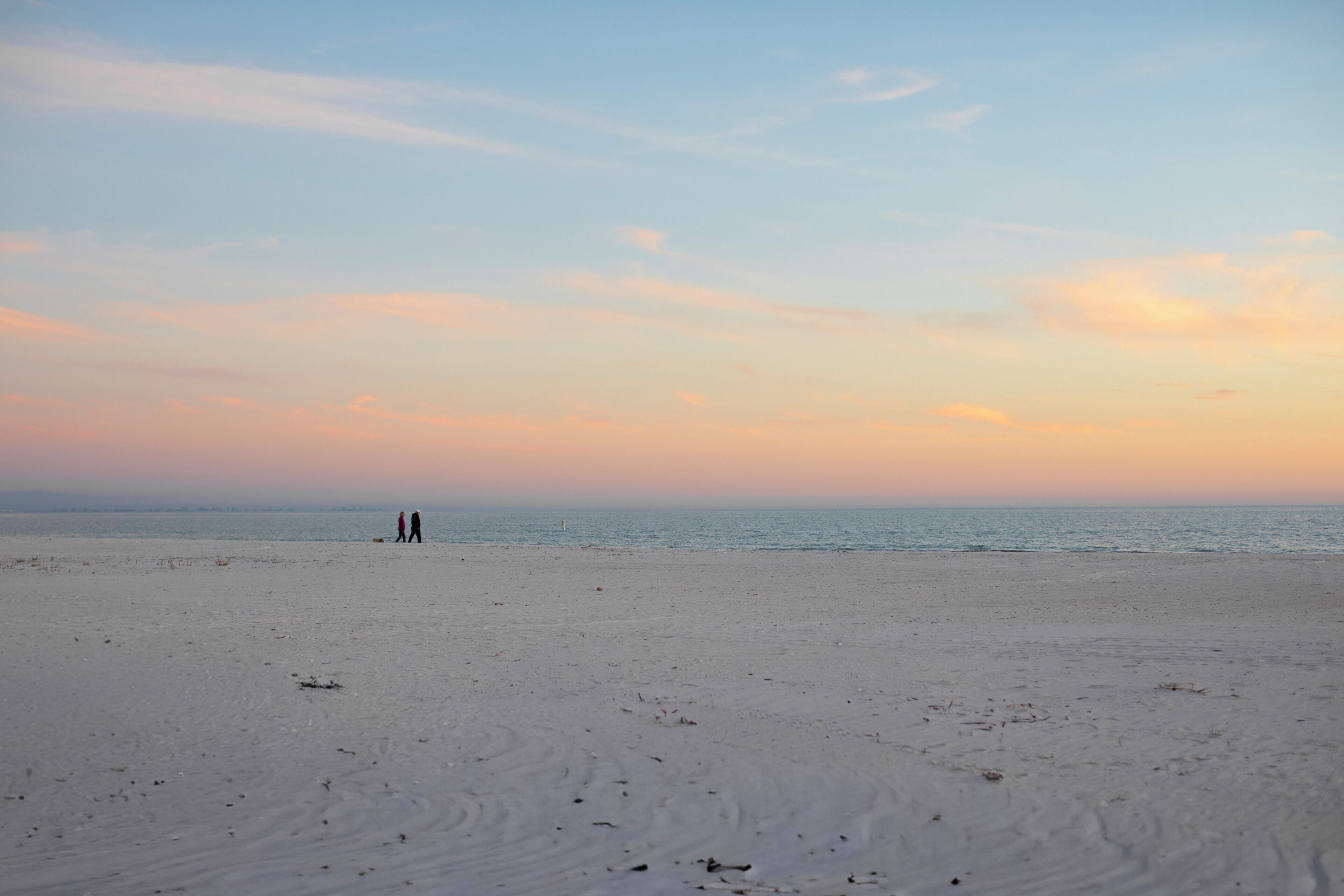 Une plage de sable avec une mer calme.