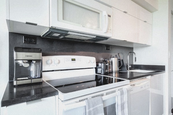 Private kitchen - Elite 2BR Condo In Heart of Toronto with Free Parking (Toronto)