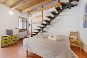 Planxa i posts de planxar, wifi i roba de llit 