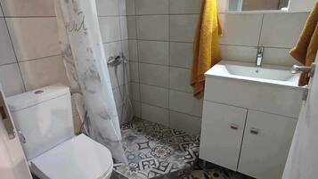 Een douche, een haardroger, handdoeken, zeep