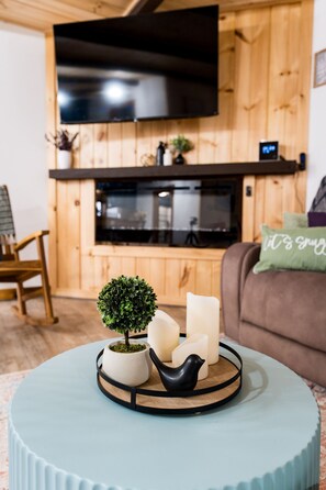 Smart TV, fireplace