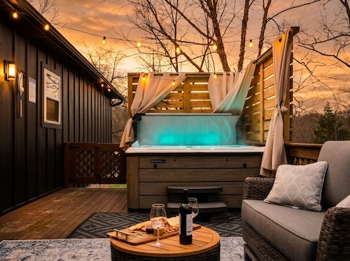 Hill Yea! Deck Fireplace + Hot Tub + Fenced Dog Run + EV Charger