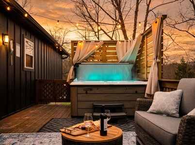 Hill Yea! Deck Fireplace + Hot Tub + Fenced Dog Run + EV Charger