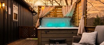 Hill Yea! Deck Fireplace + Hot Tub + Fenced Dog Run + EV Charger
