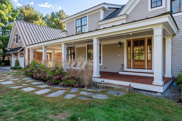 Exterior - Falmouth Foreside Cottage Escape - Wraparound Porch + Luxe Kitchen (Falmouth)