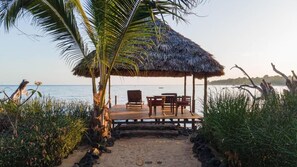 Bungalow Standar, pemandangan pantai | Tempat makan outdoor